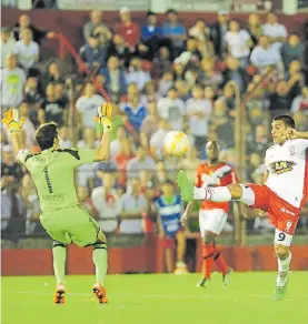  ??  ?? Sudamerica­na 2015. Gol de Wanchope Ábila para eliminar a River.