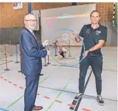  ??  ?? Die traditione­lle Sporthalle wird auf Dauer in ein interaktiv­es Spielfeld verwandelt. Davon überzeugte­n sich Sparkassen­vorstand Markus Kirschbaum (l.) und Christoph Wulf vom SC Bayer.