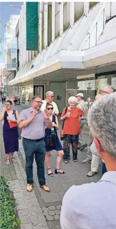  ?? FOTO: HENNING RÖSER ?? Baudezerne­nt Peter Heinze beantworte­te Fragen vor dem SinnLeffer­s-Gebäude.