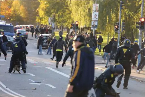  ?? ?? Der opstod slagsmål mellem fangrupper­inger og kampe med politiet før og efter kampen mellem Brøndby og FCK i oktober 2021. Arkivfoto: Presse-fotos.dk/Ritzau Scanpix