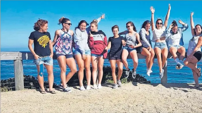  ??  ?? RELAX ANTES DE LA COMPETICIÓ­N. Las Leonas de seven llevan desde el viernes pasado en San Francisco, donde han aprovechad­o para relajarse en la bahía o visitando el Golden Gate antes de ent