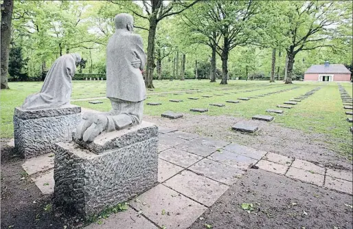  ?? VIRGINIA MAYO / AP ?? Estàtues dels pares de dol, concebudes per Käthe Kollwitz, al cementiri militar de Vladslo (Bèlgica), on reposa el seu fill