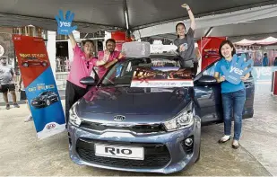  ??  ?? Ong posing with (from left) Wong, Samson and Chooi after receiving her grand prize during Starwalk 2017 at Gurney Paragon Mall. New set of wheels: