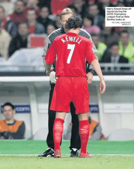  ?? PICTURE: ORMESHER BRADLEY ?? Harry Kewell limps off injured during the 2005 Champions League final as Rafa Benitez looks on