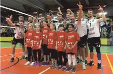  ?? FOTO: PETER SCHLEFSKY ?? Steigen vorzeitig auf und spielen in der nächsten Saison in der 2. Bundesliga: die meisterlic­hen Volleyball­er des TSV Mimmenhaus­en mit ihrem Spielercoa­ch Christian Pampel (hinten, Dritter von rechts).