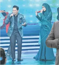  ??  ?? BINTANG KEMBALI MENGGEGAR: Gambar fail menunjukan Ameng berduet bersama Siti Nordiana dalam Gegar Vaganza 3 pada tahun lepas.