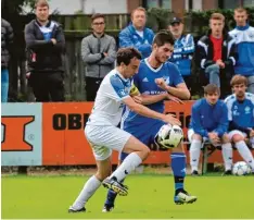  ?? Foto: Sarina Schäffer ?? Aichachs Kapitän Andreas Tischner läuft hier Rinnenthal­s Alexander Demel (blau) ab. Der BCR verlor in Aichach mit 0:3.