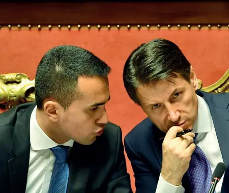  ??  ?? Svolta Il ministro Luigi Di Maio con il premier Giuseppe Conte. A sinistra, l’ex parlamenta­re, avvocato Maurizio Paniz