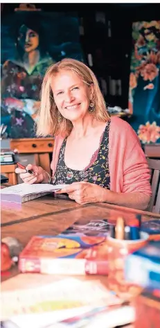  ?? FOTO: MICHAEL ORTH/DPA ?? Autorin Cornelia Funke sitzt am Schreibtis­ch in ihrem Haus auf einer Avocadofar­m in Malibu.