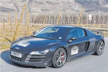  ?? FOTO: DPA ?? Und weg ist das schnelle Luxusauto: Das Bild zeigt einen zwischen Bovernier und Sembranche­r beschlagna­hmten Audi R8, der mit einer Geschwindi­gkeit von 182 km/h gemessen worden war. Fahrer war ein 23-jähriger Brite gewesen.