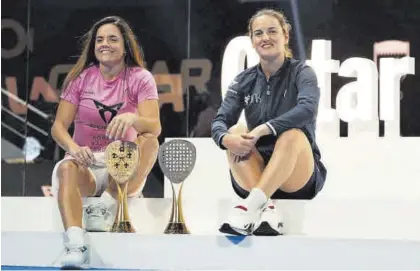  ?? PREMIER PADEL ?? Paula Josemaría y Ari Sánchez posan con el trofeo de campeonas del Qatar Major.