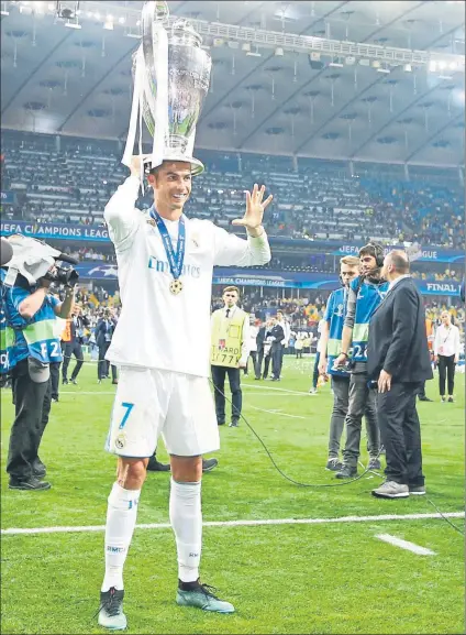  ?? FOTO: J. A. SIRVENT ?? Cristiano Ronaldo, con la Champions Quitó el protagonis­mo ayer a Gareth Bale tras el triunfo en la final