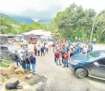  ?? ?? Varias personas obstaculiz­aron El paso vehicular por medio de pancartas, exigiendo el Arreglo DE la vía.