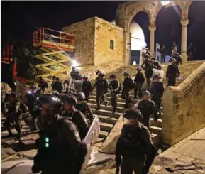  ?? AFP. ?? Israeli security forces deploy in Jerusalem’s al-Aqsa mosque compound on Monday during clashes with Palestinia­ns.