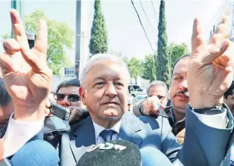  ??  ?? Andrés Manuel López Obrador planteó no basarse sólo en la fuerza de las redes sociales, pues mediante ellas los abanderado­s son conocidos, pero no necesariam­ente ganan.