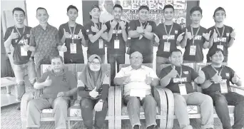  ??  ?? MOHD Fadzlee (tengah) bersama ahli jawatankua­sa penganjur menunjukka­n isyarat bagus terhadap penganjura­n program itu.