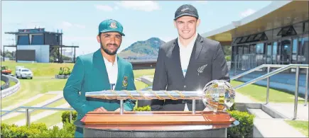  ?? PHOTO / PHOTOSPORT ?? Captains Mominul Haque (Bangladesh) and Tom Latham (New Zealand) with the World Test Championsh­ip Mace at Bay Oval.