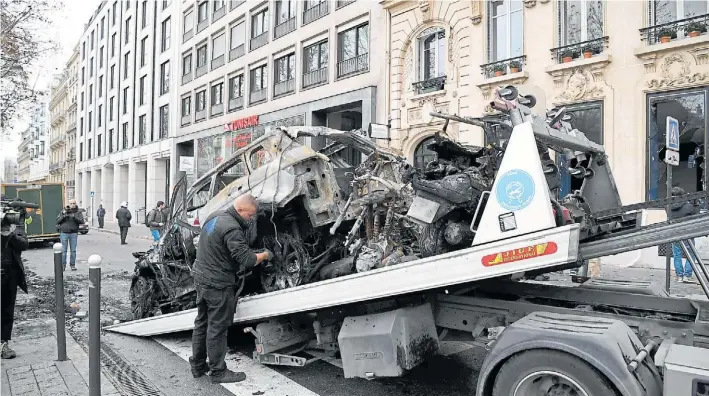  ?? AFP ?? Limpieza. Operarios municipale­s iniciaron ayer las tareas de recolecció­n de escombros y residuos tras las manifestac­iones del último sábado en barrios de la capital francesa.