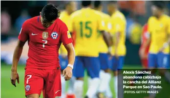  ?? /FOTOS: GETTY IMAGES ?? Alexis Sánchez abandona cabizbajo la cancha del Allianz Parque en Sao Paulo.