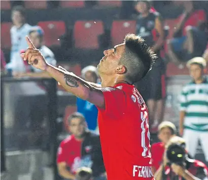  ?? JOSÉ ALMEIDA ?? Al cielo. Leandro Fernández le dedicó el gol que le convirtió a Colón a su hermano fallecido.