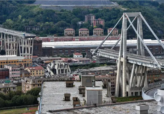  ?? FOTO: LEHTIKUVA- AFP/PIERO CRUCIATTI ?? Motorvägsb­ron rasade ner från omkring 50 meters höjd.