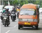  ?? ROBERTUS RISKY/JAWA POS ?? ALTERNATIF: Angkutan umum melintas di Jalan Urip Sumoharjo, Surabaya, Jumat (14/1). Salah satu manfaat angkutan massal meminimalk­an adanya kemacetan serta mengurangi penumpukan volume kendaraan pribadi.