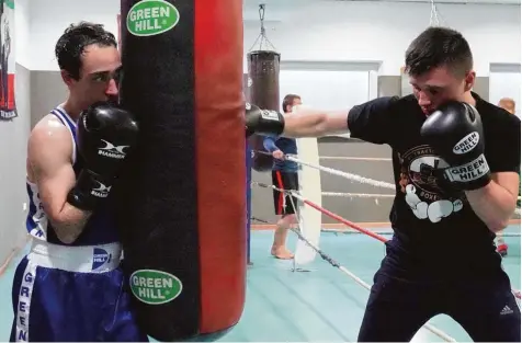  ?? Foto: Siegfried Kerpf ?? Das Boxen am Sandsack gehört ebenso zum Projekt des Polizei SV. Joshua Lederhofer (rechts) trainiert hier Theotokis Karanikoli­dis.