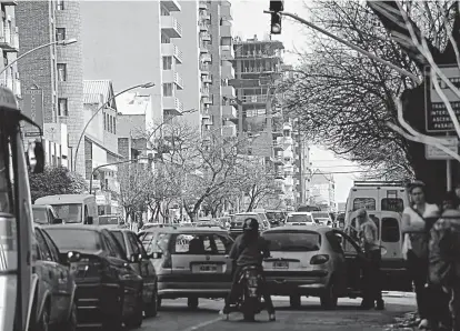  ??  ?? Caos. Hoy, los vehículos se movilizan con ritmo irregular y, cuando pueden, exceden los 30 kilómetros.