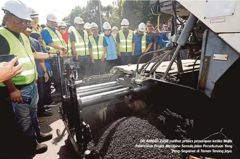  ??  ?? DR AHMAD Zahid melihat proses penurapan ketika Majlis Pelancaran Projek Membina Semula Jalan Persekutua­n Yong
Peng-Segamat di Taman Tenang Jaya.