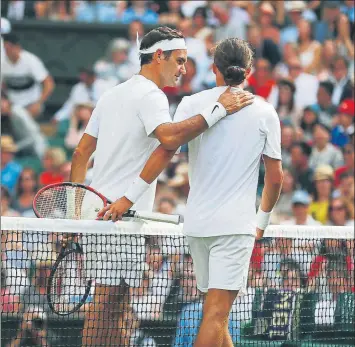  ?? FOTO: EFE ?? Roger Federer, con Alexandr Dolgopolov, que abandonó durante el segundo set por lesión en un tobillo