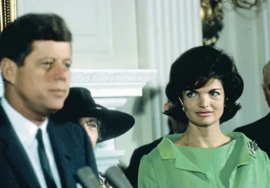  ?? TOM NEBBIA/GETTY ?? La primera dama escuchando a su marido, el presidente John F. Kennedy, durante un acto en la Casa Blanca en junio de 1962
La vida de John Fitzgerald Kennedy fue peculiar, pero lo que lo convirtió en un icono fue su muerte