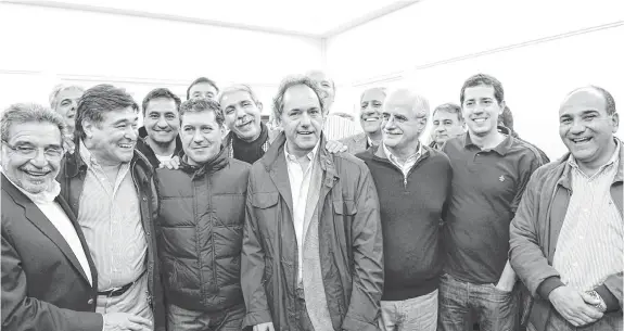  ??  ?? Varios referentes del oficialism­o, como el candidato a presidente Daniel Scioli, fueron a La Rioja para festejar junto al flamante gobernador.