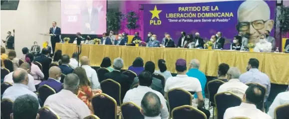  ??  ?? Una vista de la concurrenc­ia masiva ayer de miembros del Comité Central peledeísta, en una jornada de contenido político y proselitis­ta con el jefe del Estado, a diez días de las elecciones para elegir al próximo mandatario del país,y a senadores y diputados.