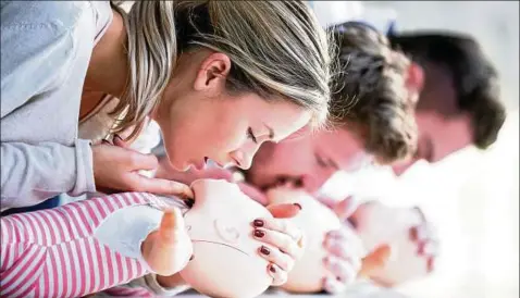  ?? Foto: AP ?? Bei Erwachsene­n ist die Beatmung in einem Notfall wünschensw­ert – bei Kindern ist sie Pflicht. In Kursen können Eltern das lernen.