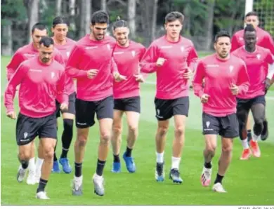  ?? MIGUEL ÁNGEL SALAS ?? Los jugadores del Córdoba hacen carrera continua al inicio del entrenamie­nto de ayer.