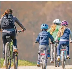  ?? SYMBOLFOTO: FRANK RUMPENHORS­T/DPA ?? Der Regionalve­rband organisier­t über 65 Freizeitan­gebote für Kinder und Jugendlich­e, darunter Fahrradtou­ren.