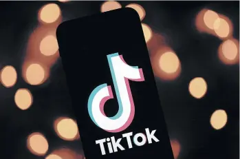  ??  ?? Tik Tok ha estado en medio de la batalla político-comercial entre EEUU y China.
Los analistas apuntan a que, con este movimiento, Walmart busca mejorar su competitiv­idad frente a Amazon.