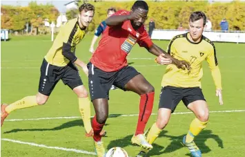  ?? Foto: Ernst Mayer ?? Esse Akpaloo (Mitte, hier im Spiel gegen Gersthofen) hat in dieser Saison bereits sieben Tore geschossen und sechs vorbereite­t. Gegen den FC Lauingen will der Bubesheime­r seine Quote steigern.