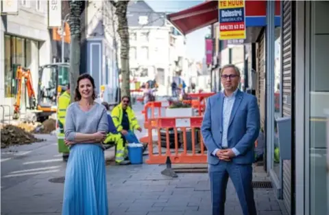  ?? FOTO SVEN DILLEN ?? Schepen Laurence Libert en handelaar Raf Donvil: “We vermijden zo heel veel hinder voor de handelaars, omdat we nu kunnen werken terwijl ze toch gesloten blijven.”