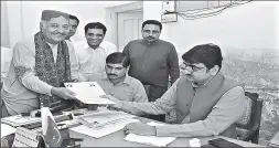  ?? -APP ?? PPPP candidate for PS 11 Jameel Ahmed Soomro filing his nomination papers at Elections Commission office for upcoming by-elections in PS 11 constituen­cy.