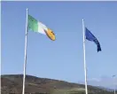  ?? FOTO: WIKTOR NUMMELIN/TT ?? Irlands och EU:s flagga vajar över gränstrakt­erna mellan Irland och Nordirland.
