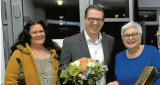  ?? Foto: Karl Aumiller ?? Ein strahlende­r Gewinner: Ingo Hellstern von der CSU ist der neue Bürgermeis­ter in Bachhagel. Links im Bild seine Frau Silvia, rechts die amtierende Bürgermeis­terin Ingrid Krämmel.