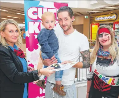  ?? Pictures: Matthew Walker FM4554679 ?? Loki Thomis, 21 months, with dad Jamie Thomis, and Hollie Schwarz from The Mall and Sarah Bryant from Kikiland