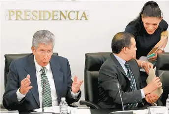  ?? OCTAVIO HOYOS ?? El funcionari­o federal durante la reunión de ayer con senadores.