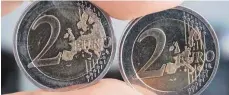  ?? FOTO: DPA ?? Euro-Münzen mit Fehlprägun­gen (rechts) sind bei Sammlern begehrt und wertvoll.
