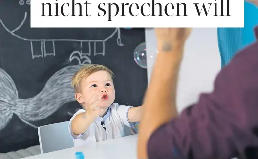  ??  ?? Lernen, wie man das Gleichgewi­cht hält, wie man sich beim Klettern und Schaukeln koordinier­t – und was man mit seinen Fingern alles machen kann: Viele Kinder brauchen dafür ergotherap­eutische Unterstütz­ung. Stadt und Gesundheit­skassa fördern das zum Teil.