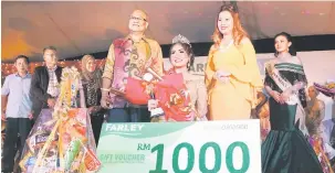  ??  ?? RATU FARLEY: Minos ditemani Emy merakam kenangan bersama Jzjoanaskk­i yang dinobatkan sebagai Miss Farley 2018.