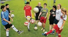  ?? FOTO: BUSCH ?? Trainerin Janine Stapel (4. v.r.) bei einer Übungseinh­eit des neuen Frauenteam­s bei Concordia. Die Spielerinn­en haben sichtbar ihren Spaß.