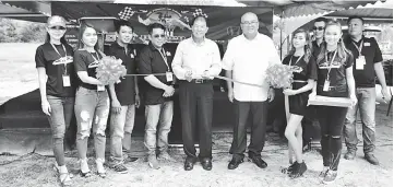  ??  ?? Ting (fifth left) cuts a ribbon to launch Borneo Honda Autofest 2017 while Yii (on his left) and organising committee members look on.