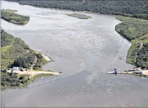  ?? CP PHOTO/JASON FRANSON ?? Crews work to clean up an oil spill on the North Saskatchew­an River near Maidstone, Sask., on July 22, 2016. A year after a major oil spill along the river fouled the water source for three Saskatchew­an cities, an environmen­talist says the company...